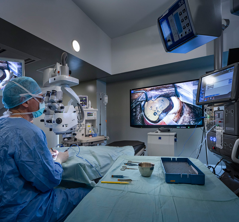 Cirugía de cataratas con tecnología 3D de Zeiss en el IVO