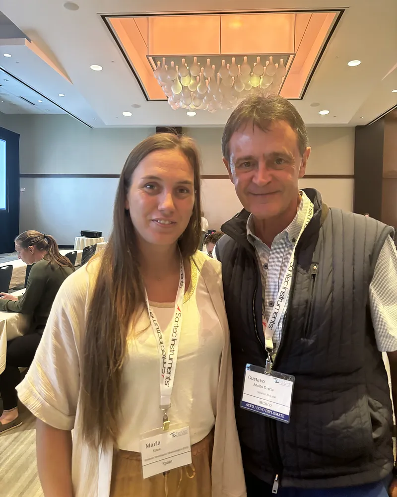 María Simó, de IVO, junto a Dr. Gustavo Adolfo García, durante el 5º Congreso de Cirugía Oftalmológica Veterinaria en Chicago.