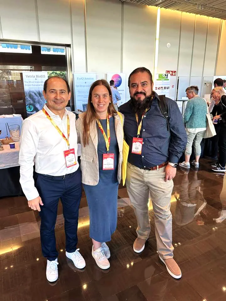 La Dra. María Simó se encuentra con los veterinarios Alexis Montes de México y Miguel Ángel Angarita de Colombia en el congreso ESVO 2024. Los tres posan sonrientes en un ambiente de networking.