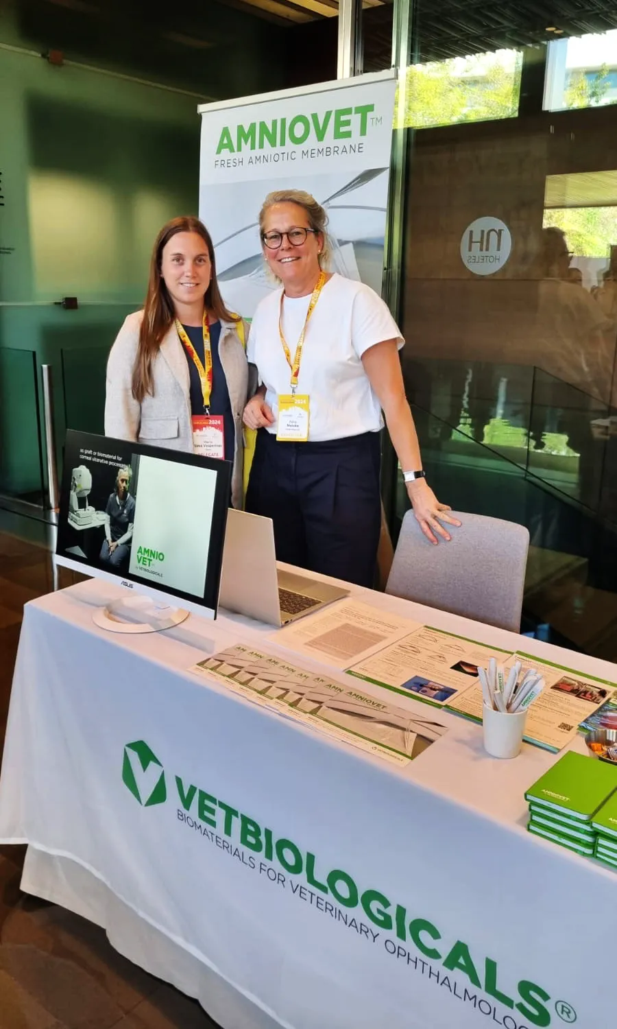  La Dra. María Simó junto a Nina Meinke en el stand de Vetbiologicals en ESVO 2024. Ofrecen productos esenciales para la oftalmología veterinaria como la membrana amniótica para su uso en cirugía.