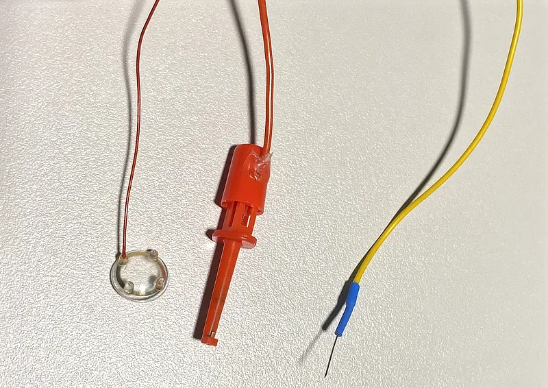 Electrodos utilizados en electrorretinografía veterinaria, incluyendo electrodo corneal, de referencia y de aguja, sobre fondo blanco.