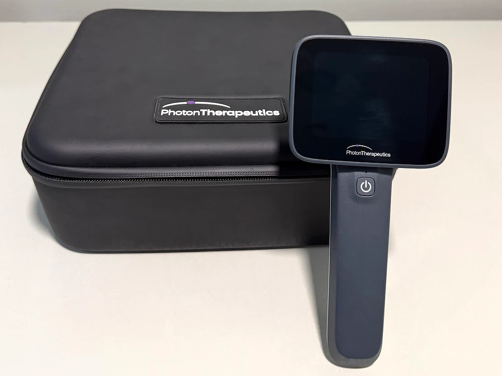 Dispositivo PhotonUVC Vet junto a su estuche de transporte, diseñado para fototerapia UVC en oftalmología veterinaria.