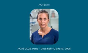 Retrato de la Dra. María Simó en las instalaciones de IVO, con el logotipo de ACOS 2025 sobre fondo azul, anunciando su participación como ponente en París.