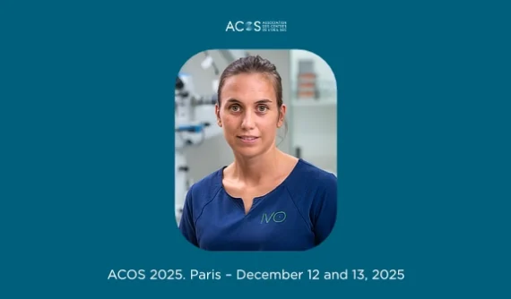 Retrato de la Dra. María Simó en las instalaciones de IVO, con el logotipo de ACOS 2025 sobre fondo azul, anunciando su participación como ponente en París.