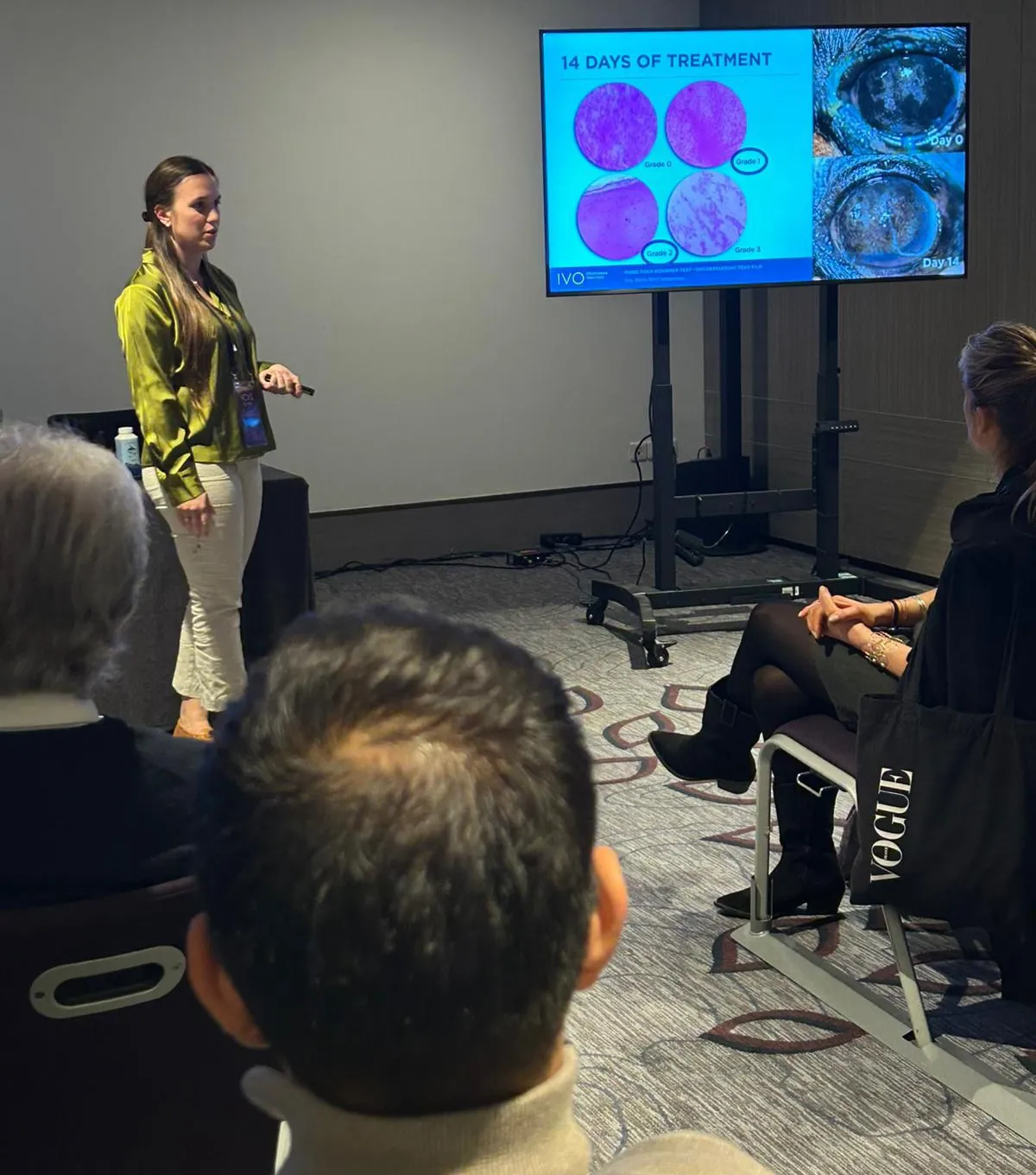 La Dra. María Simó durante su presentación en ACOS 2025, explicando la evolución del ojo seco mediante citología de impresión y análisis de la película lagrimal.