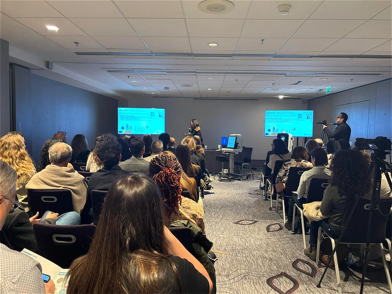Vista general de la sala en la que la Dra. María Simó llevó a cabo su presentación en ACOS 2025, con asistentes siguiendo la ponencia sobre superficie ocular y ojo seco.
