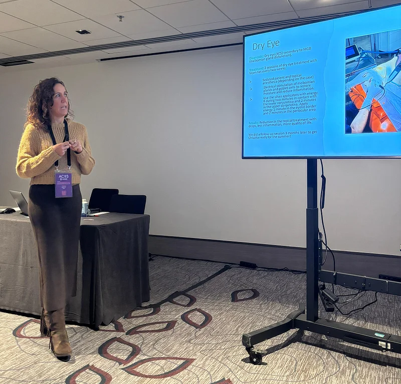 Una ponente explica conceptos clave sobre ojo seco y película lagrimal durante su presentación en ACOS 2025, apoyándose en material clínico proyectado.