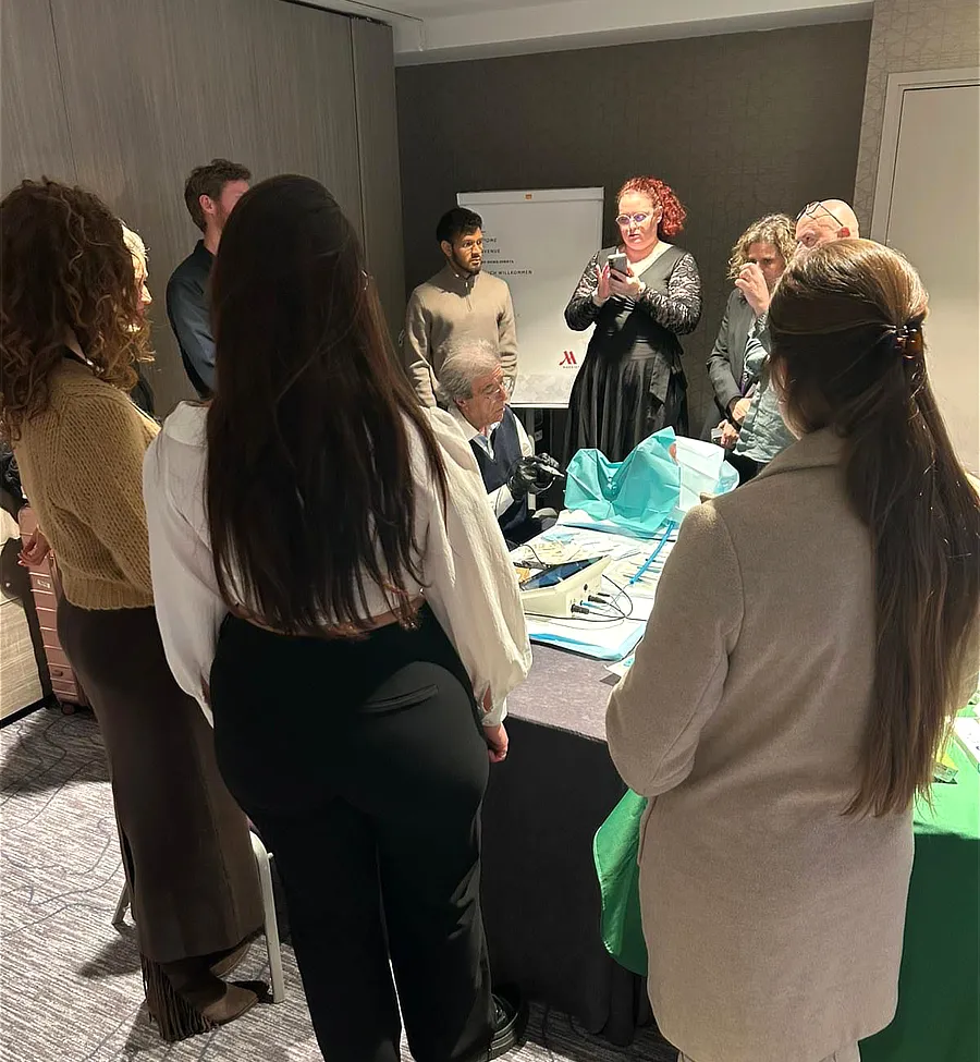 Sesión práctica del Workshop Internacional de Oftalmología Veterinaria en ACOS 2025, con demostración clínica y participación de asistentes.