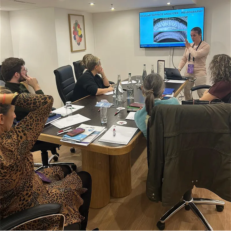 La Dra. María Simó presenta resultados de citología de impresión en ACOS 2025, explicando su utilidad en el estudio de la superficie ocular.