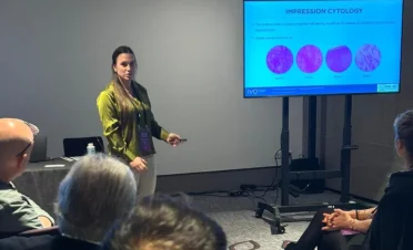 Dra. María Simó, oftalmóloga veterinaria de IVO Barcelona, durante su ponencia en ACOS 2025 sobre evaluación avanzada de la película lagrimal y ojo seco.