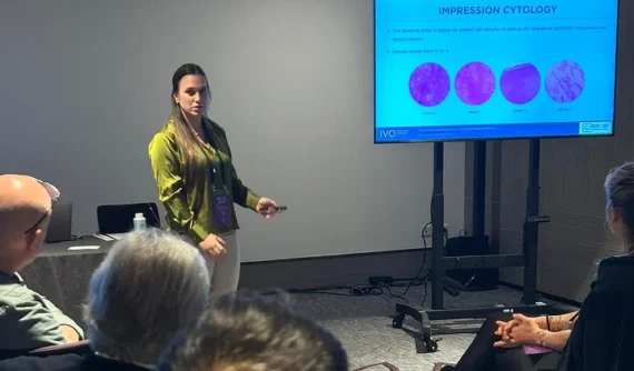 Dra. María Simó, oftalmóloga veterinaria de IVO Barcelona, durante su ponencia en ACOS 2025 sobre evaluación avanzada de la película lagrimal y ojo seco.