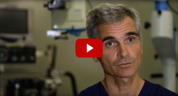 El Dr. Simó durante una entrevista en quirófano, en un vídeo de presentación de los cursos de oftalmología veterinaria.